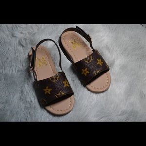 Girls design sandals sizes 7,8,9 only